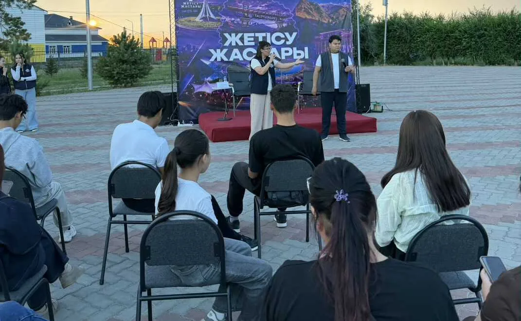 Молодежь Аксуского района на фестивале «Qosyl Fest», где им предложили вакансии и информацию об образовании