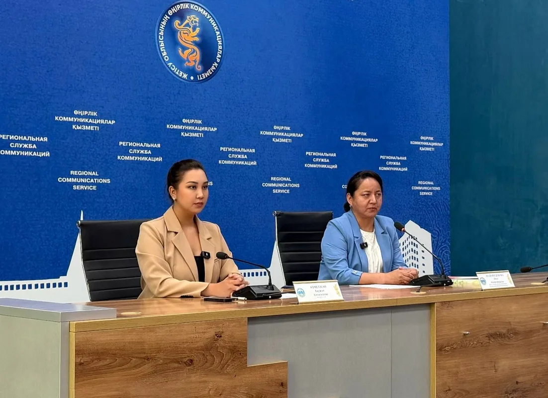 Сотрудник налоговой службы анализирует данные на компьютере, символизируя цифровой контроль в Жетісу