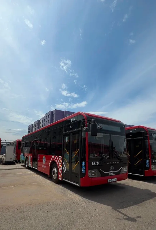 Новые электрические низкопольные автобусы Yutong, курсирующие по маршрутам №134 и №140 на улицах Алматы.