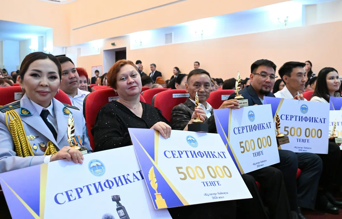 Аким Жетісу Бейбит Исабаев вручает награду журналисту на торжественном мероприятии