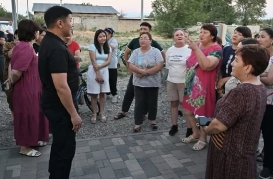 Аким Талдыкоргана Ернат Бәзіл встречается с жителями дачного массива Кызылтас