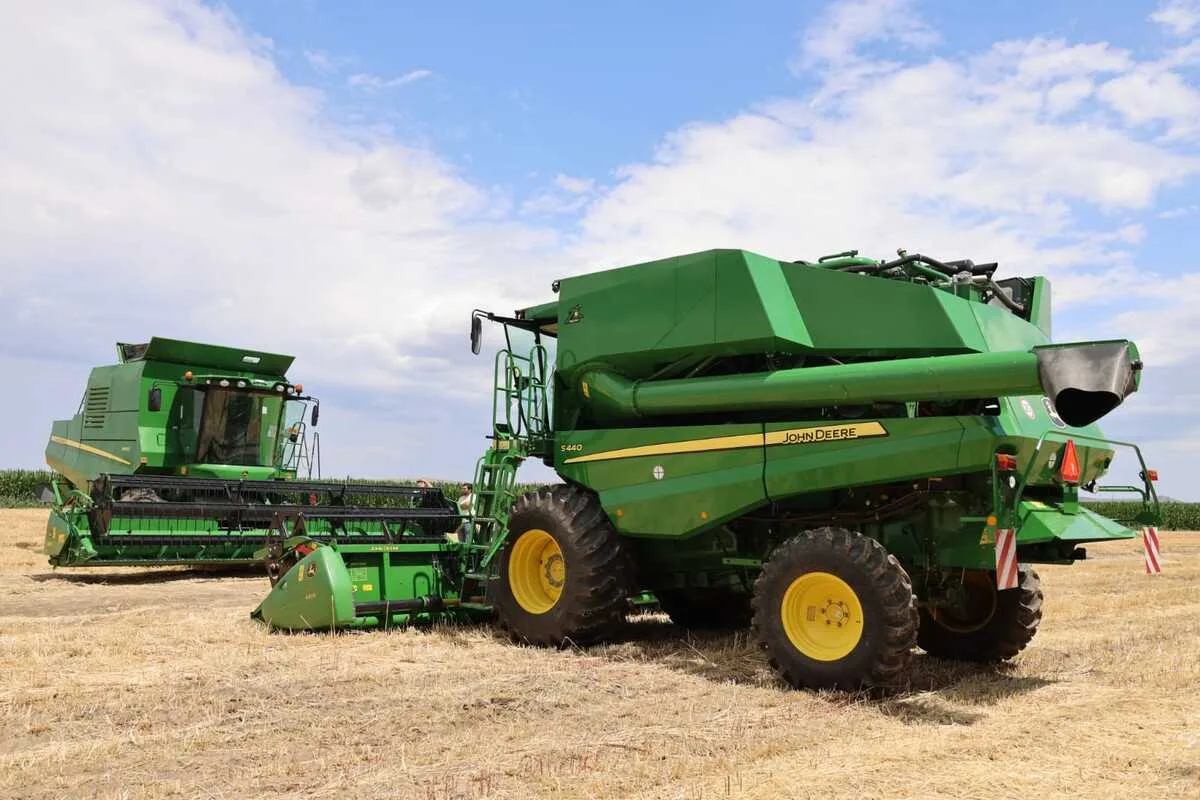 Новые зерноуборочные комбайны John Deere на демонстрации для фермеров в поле в Жетісу