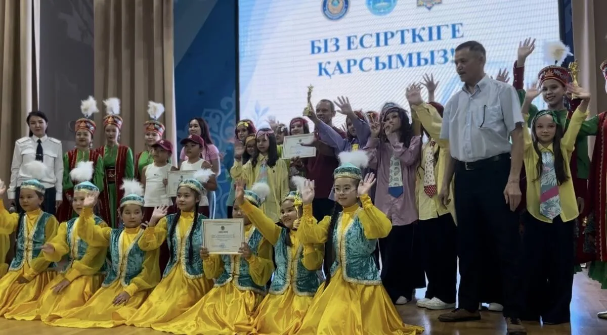 Школьники Талдыкоргана участвуют в антинаркотическом форуме, рисуют плакаты и выступают с танцами