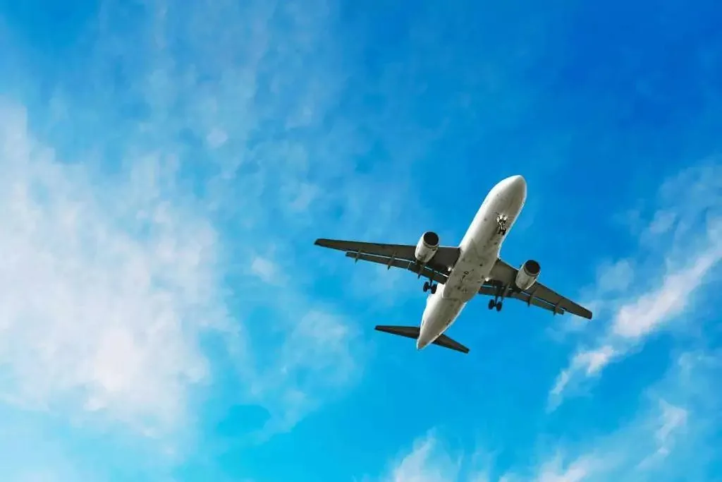 Современный пассажирский самолет авиакомпании AZAL взлетает на фоне чистого неба, символизируя новые маршруты.
