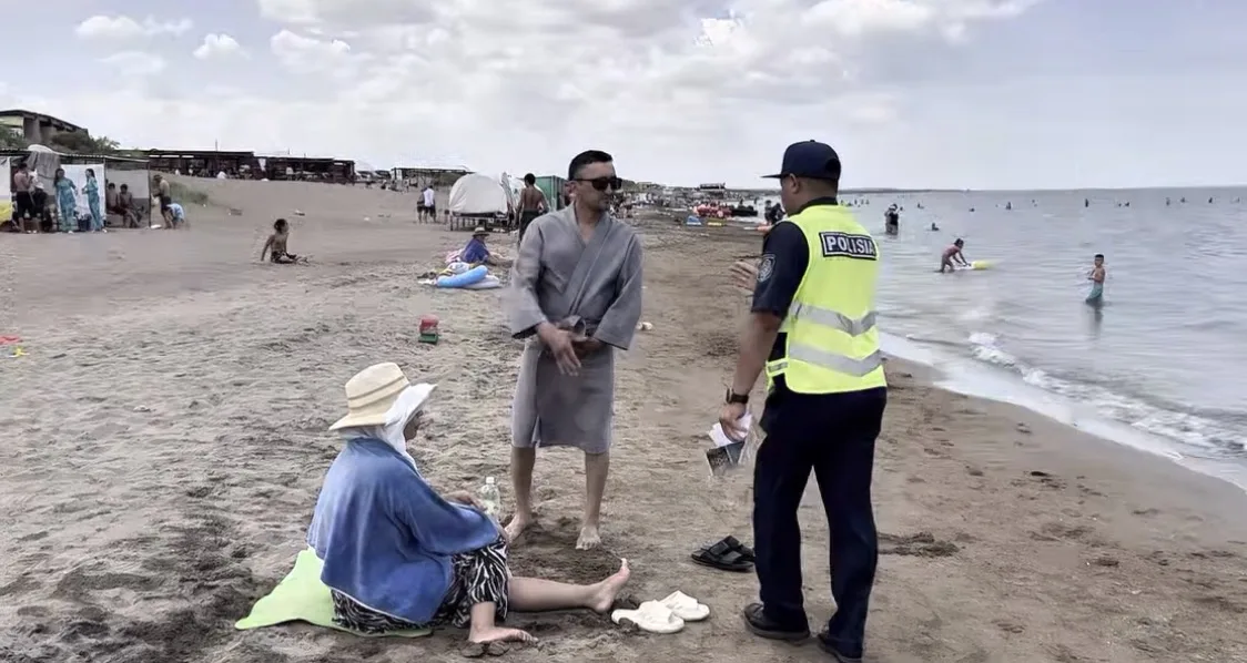 Туристическая полиция патрулирует побережье озера Балхаш
