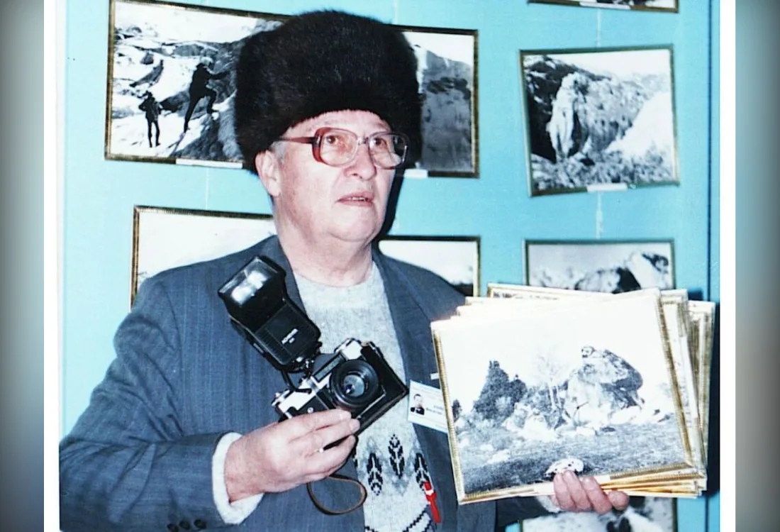 Легендарный фотокорреспондент Василий Холошнюк со своими фотоаппаратами в Талдыкоргане.