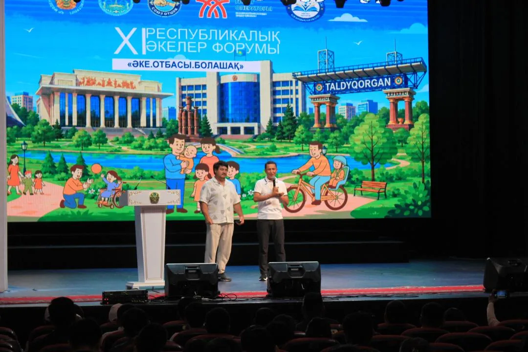 Участники XI Республиканского форума отцов обсуждают вопросы укрепления семьи в Талдыкоргане.
