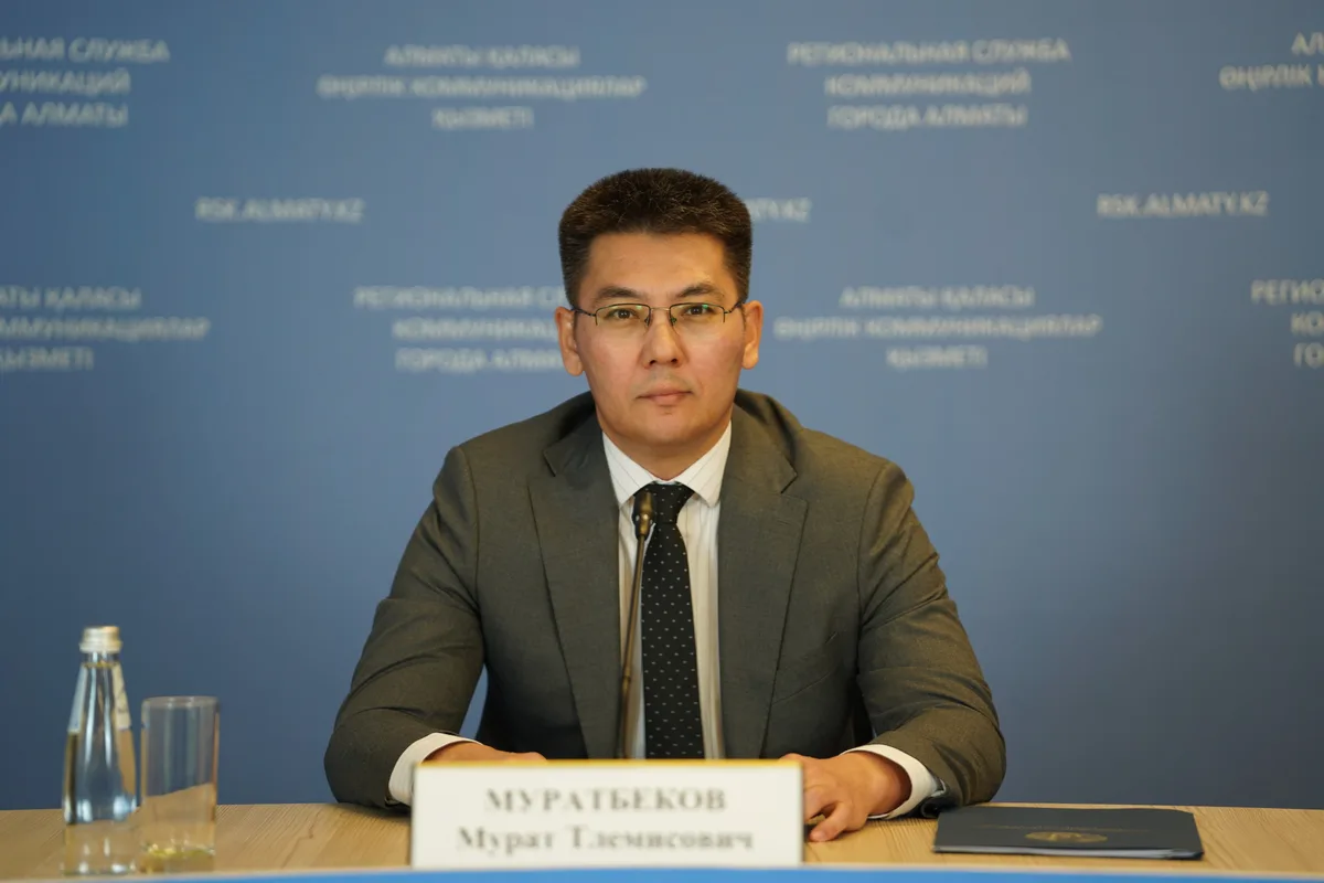 Интерактивная карта Инвагов на экране планшета, показывающая доступные объекты Алматы для людей с инвалидностью.