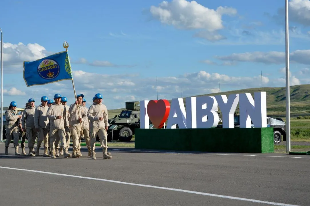 Молодые участники военно-патриотического сбора «Айбын» на строевом смотре в Щучинске