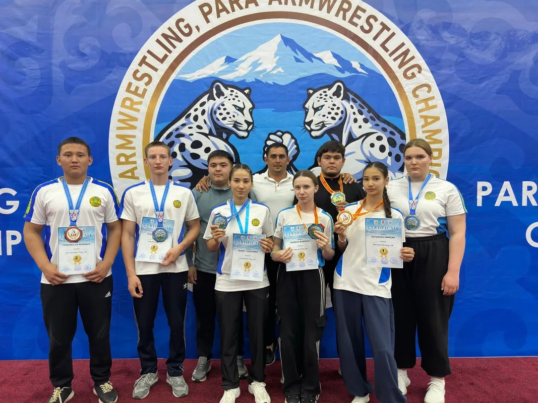 Спортсмены Жетісу по армрестлингу на церемонии награждения чемпионата Азии в Кыргызстане
