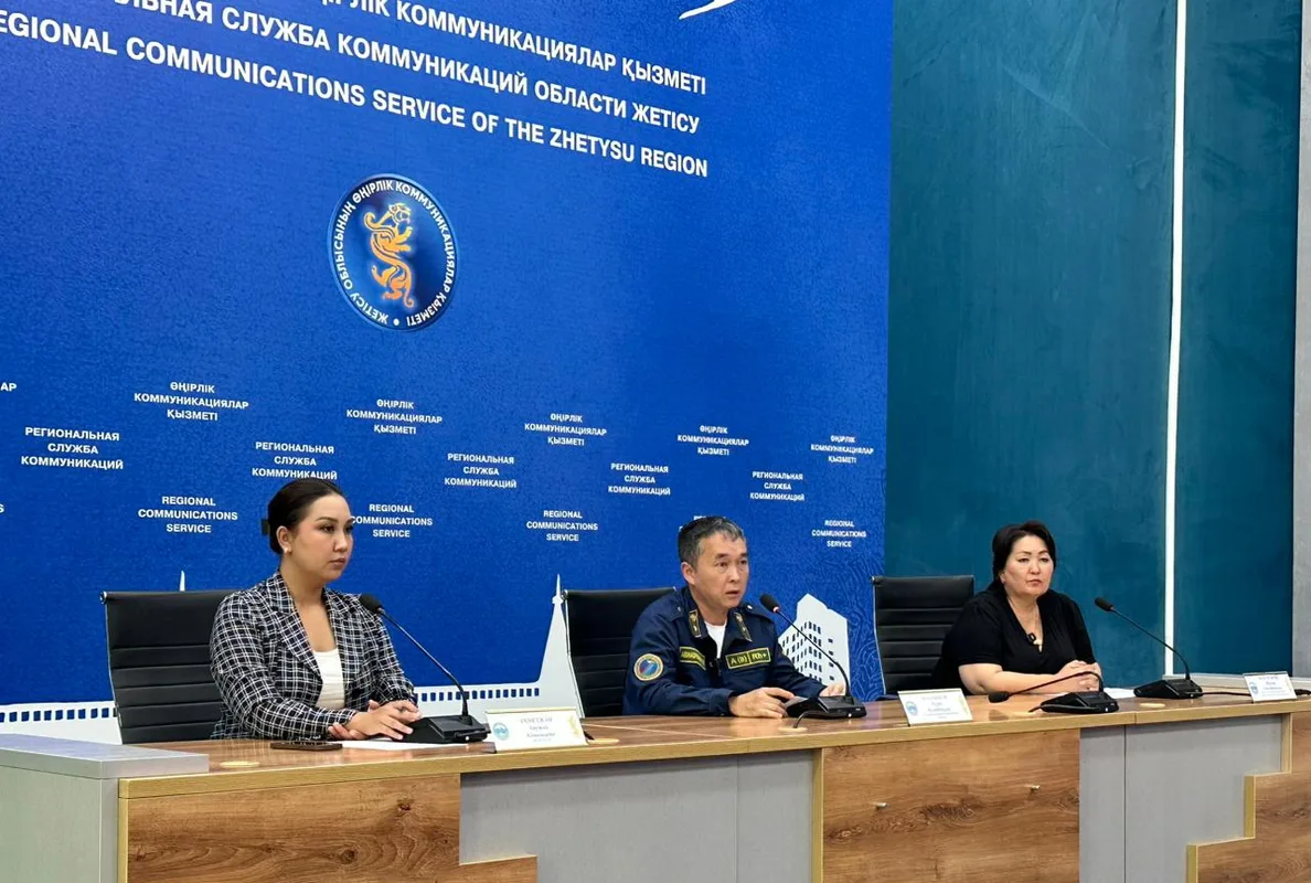 Пожарная машина на дежурстве в лесу Жетісу, предотвращение огня.