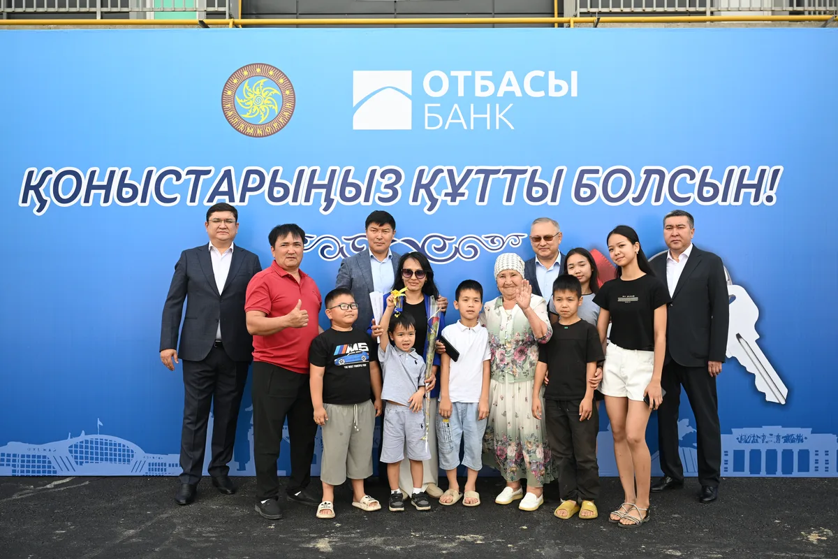 Аким области Жетісу Бейбит Исабаев вручает ключи от квартиры жительнице Талдыкоргана