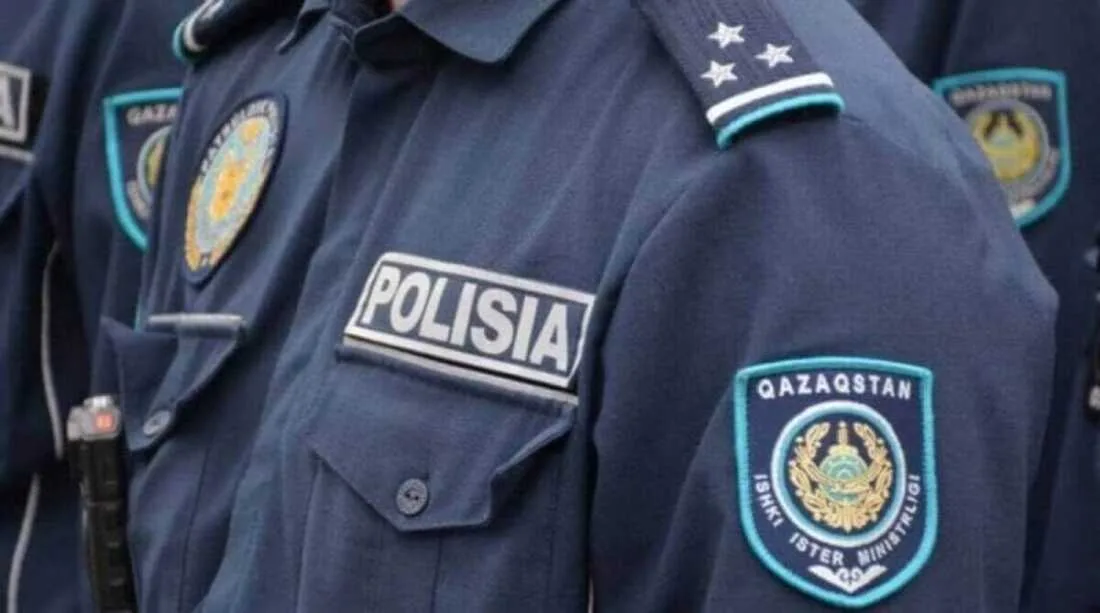 Полицейские патрулируют общественное место, выявляя факты загрязнения территории в Жетісу