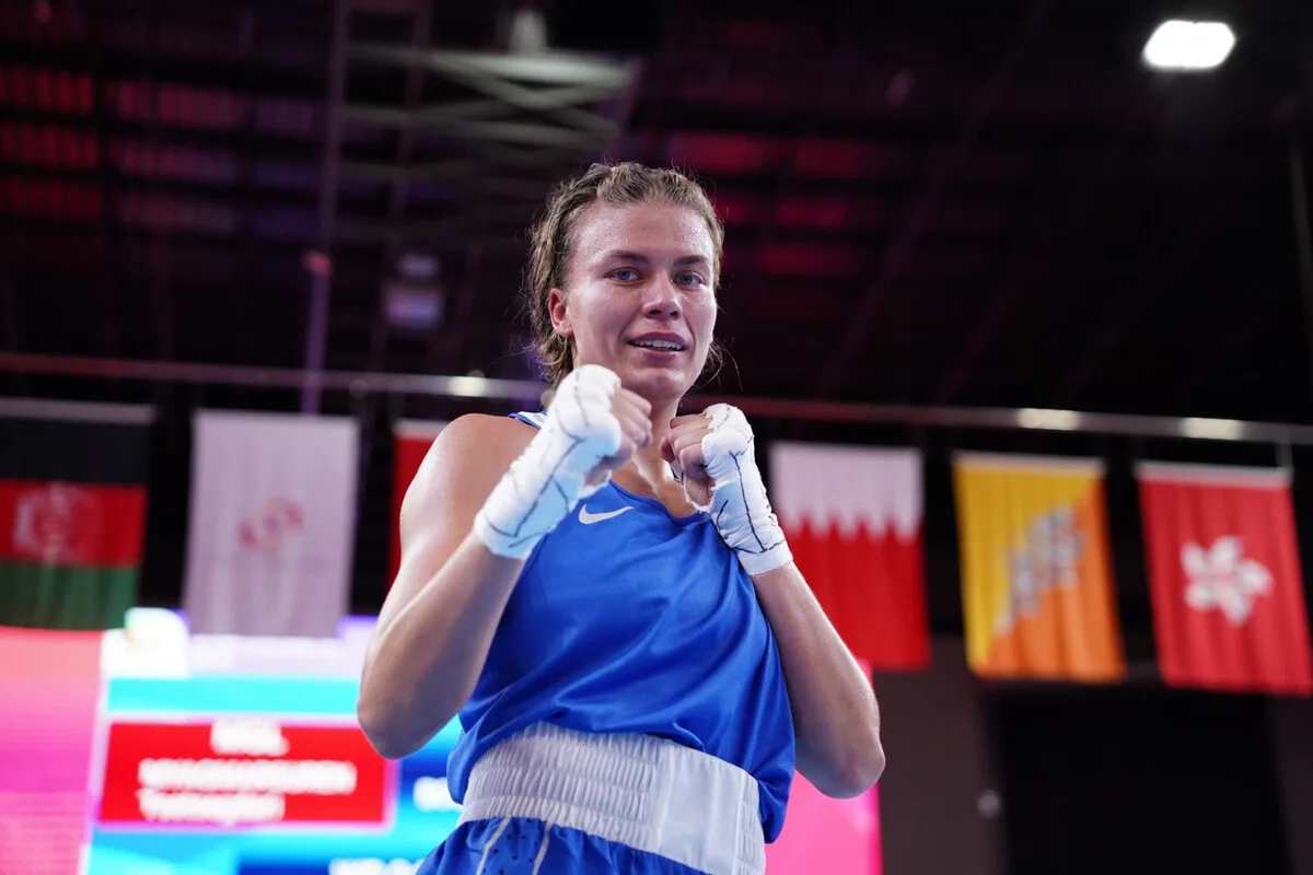 Спортсмены сборной Казахстана по боксу на ринге во время соревнований