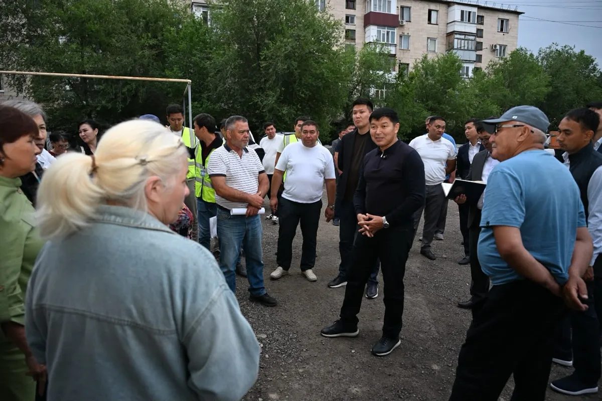 Аким Ернат Бәзіл осматривает обновляемый двор в микрорайоне Мушелтой Талдыкоргана.