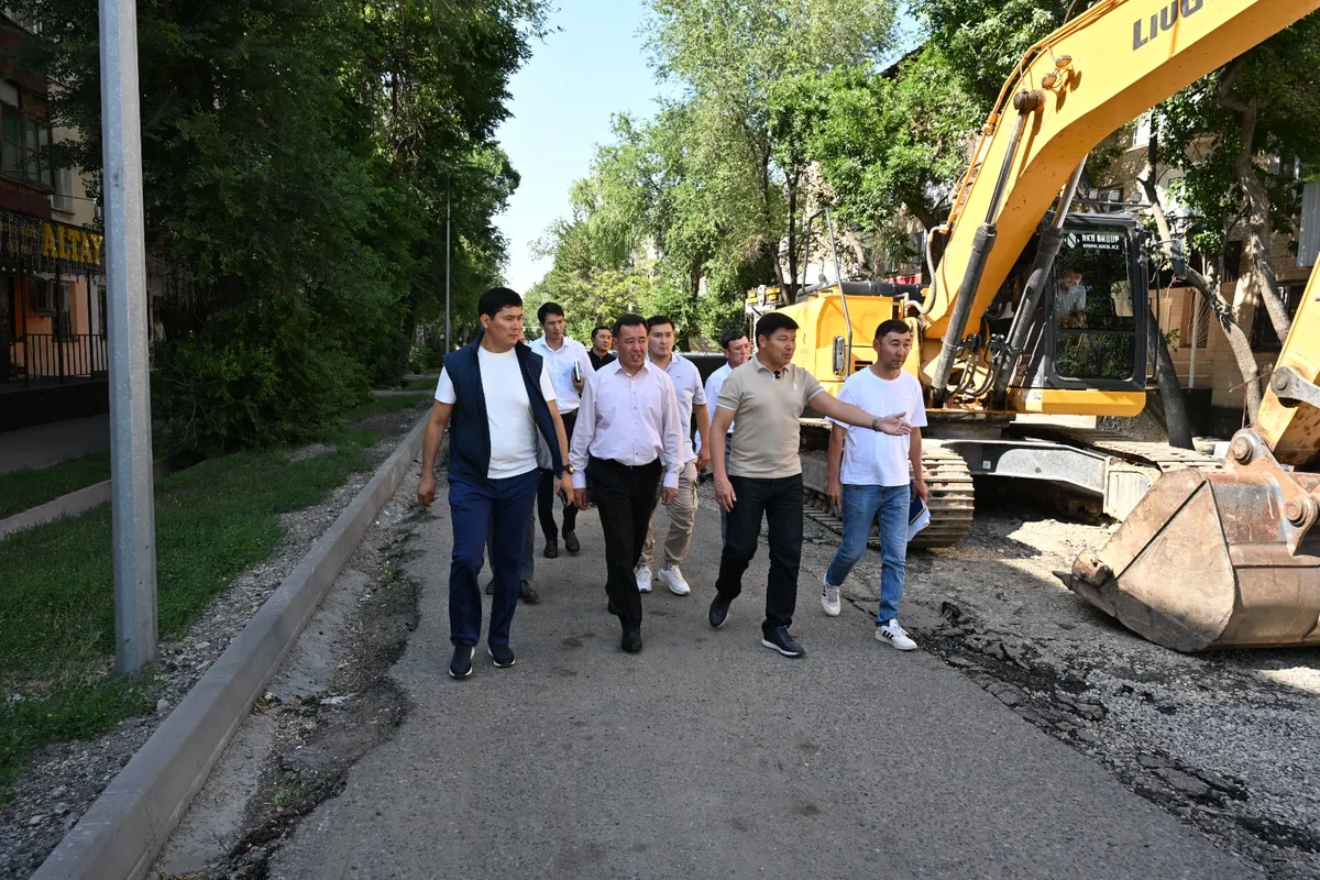 Аким Талдыкоргана Ернат Базил осматривает работы по ремонту теплосетей на улице города