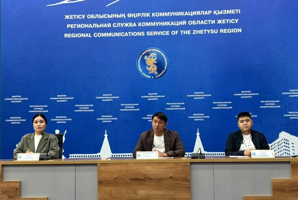Люди с инвалидностью обучаются цифровым навыкам за ноутбуками на базе отдыха Алаколь