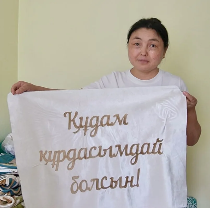 Шамшигуль Кабыл шьет постельные принадлежности в национальном стиле в Кербулакском районе Жетісу