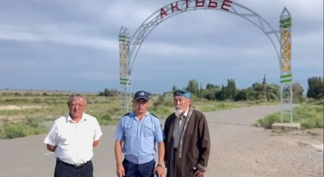 Группа жителей села Актобе Жетісу, обсуждающих отказ от алкоголя