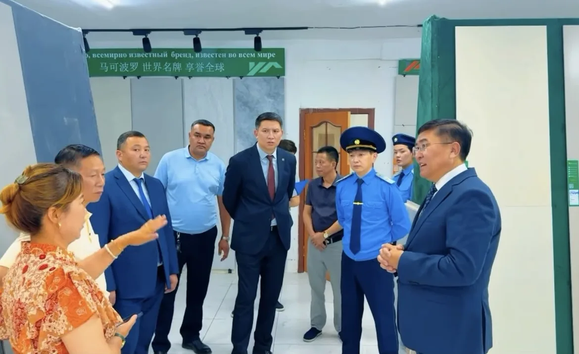Заместитель прокурора области Жетісу осматривает производственный цех завода по производству керамики в Талдыкоргане.