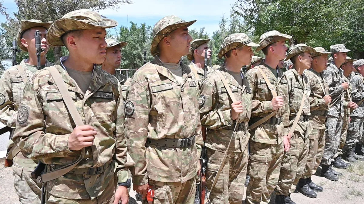 Военнослужащие Сарыозекского гарнизона тренируются рыть окопы и маскироваться в полевых условиях