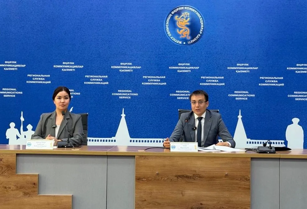 Сотрудник департамента защиты прав потребителей Жетісу принимает обращения граждан