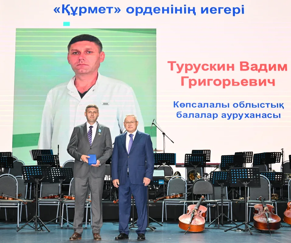 Аким Жетісу Бейбит Исабаев беседует с молодыми врачами на празднике в Талдыкоргане