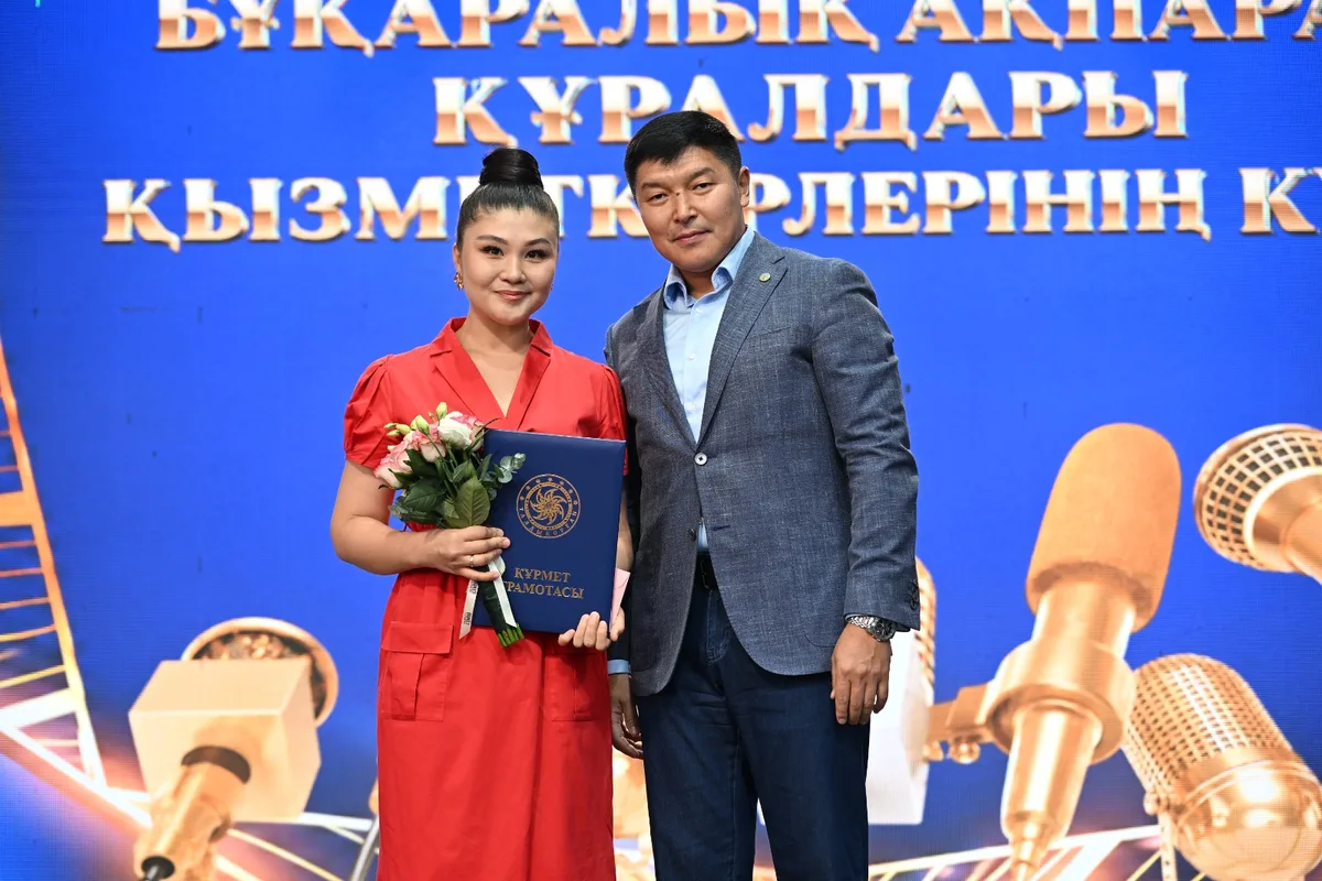 Аким Талдыкоргана Ернат Базиль награждает журналистов на празднике СМИ