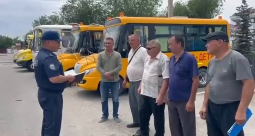Полицейские проверяют техническое состояние школьного автобуса перед перевозкой детей в Жетісу