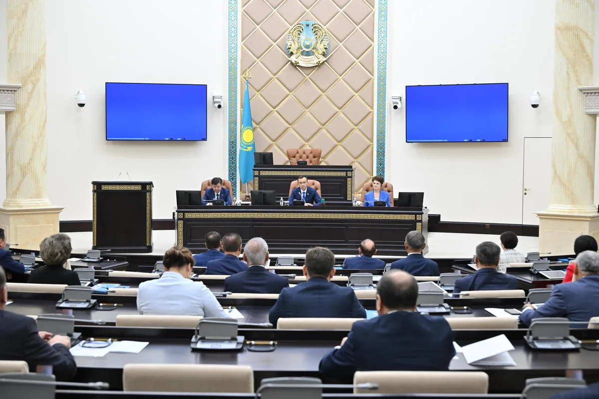 Здоровые плодородные почвы с молодой зелёной порослью, символизирующие сельское хозяйство и защиту земель Казахстана.