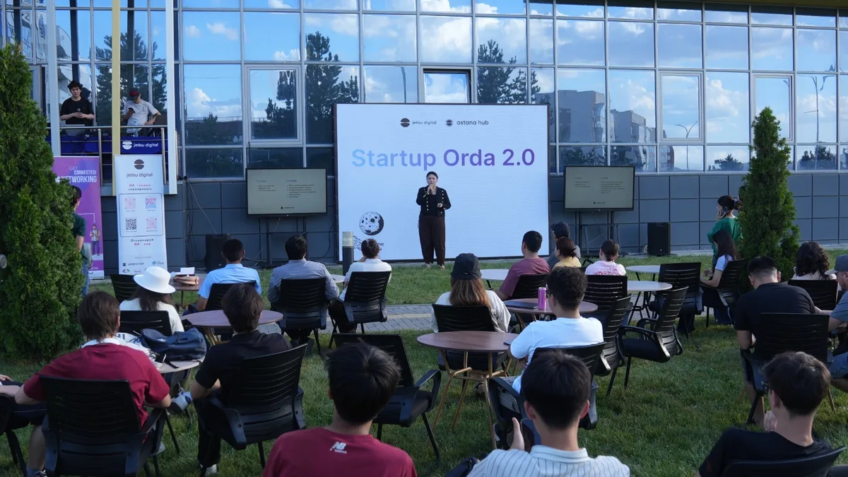 Молодые участники инкубационной программы Startup Orda в IT-хабе Талдыкоргана на открытии первого потока.