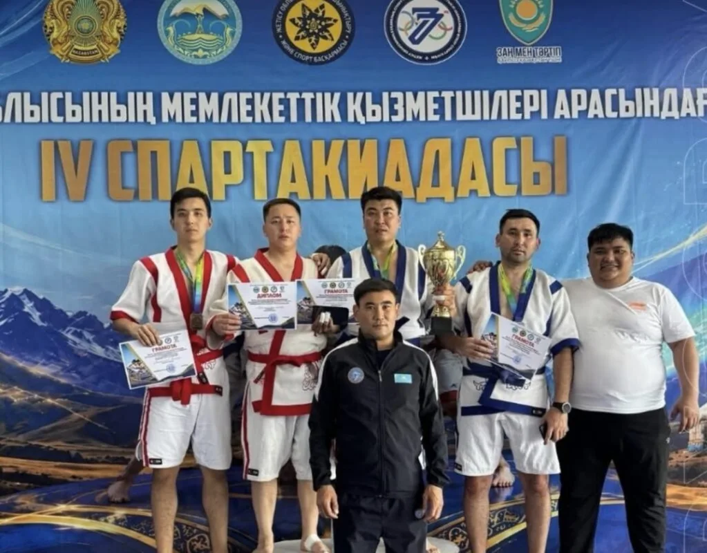Команда госслужащих Талдыкоргана с кубком победителя областной спартакиады