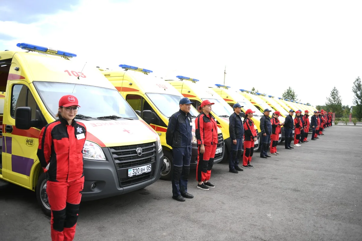 Аким Алматинской области Марат Султангазиев торжественно вручает ключи от 70 новых автомобилей скорой помощи медикам региона.