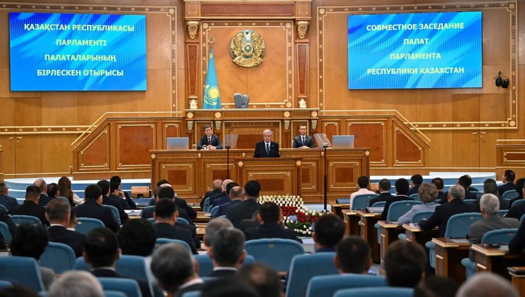 Президент Касым-Жомарт Токаев выступает перед депутатами Парламента, объявляя о новой Конституции и выборах в Курултай