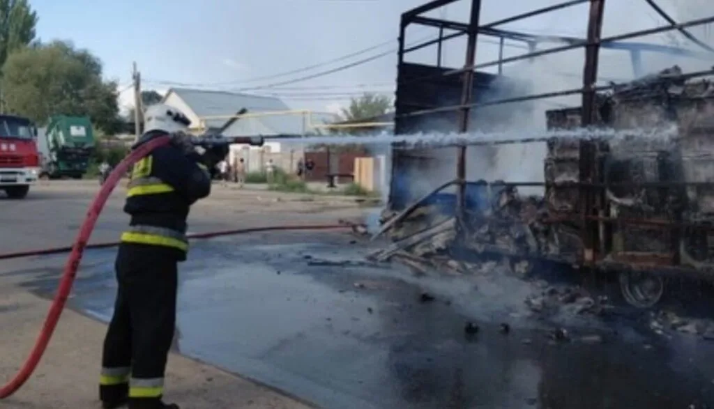 Пожарные тушат крупный пожар в частном секторе Жаркента, охвативший несколько домов.