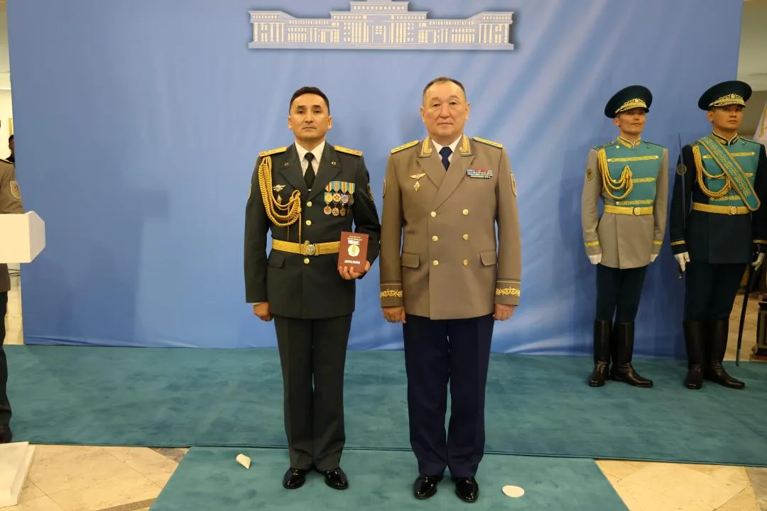 Министр обороны Казахстана Даурен Косанов вручает дипломы выпускникам Национального университета обороны в Астане