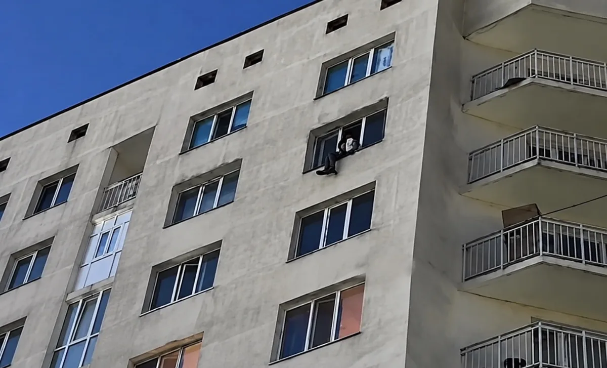 Полицейские спасают человека с крыши многоэтажного дома в Талдыкоргане