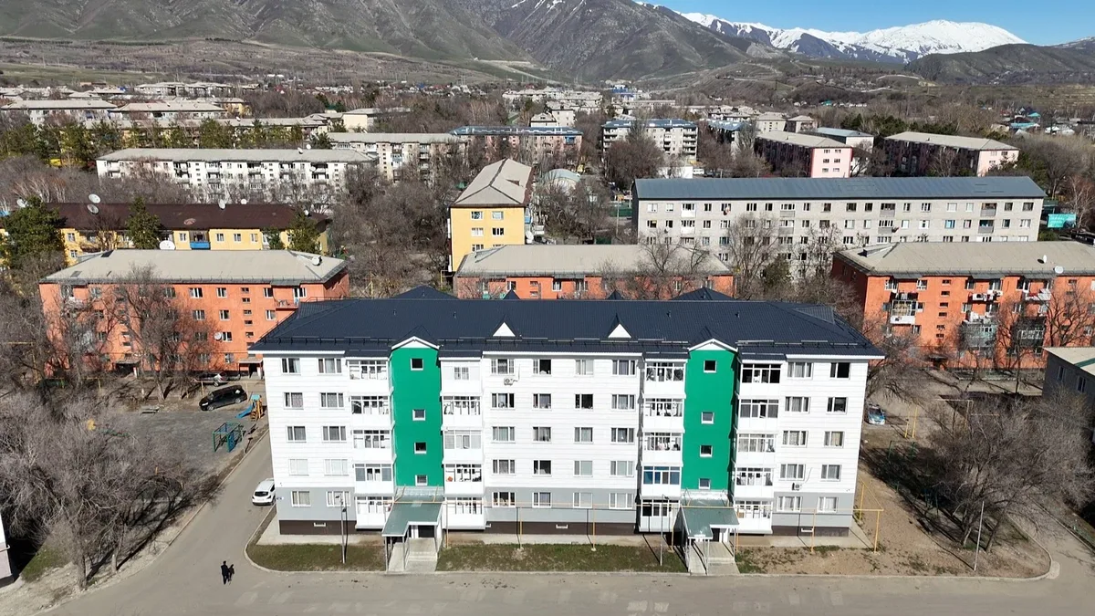 Жители Текели получают ключи от новых квартир в домах, построенных взамен аварийных