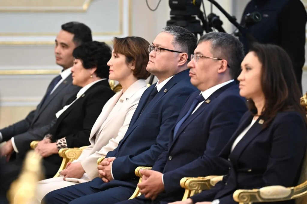 Президент Казахстана Касым-Жомарт Токаев поздравляет медицинских работников с профессиональным праздником на церемонии награждения.