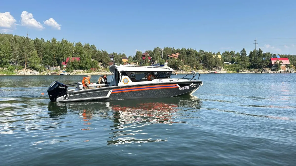 Спасатели МЧС проводят инструктаж по безопасности на воде для группы детей на пляже Талдыкоргана.