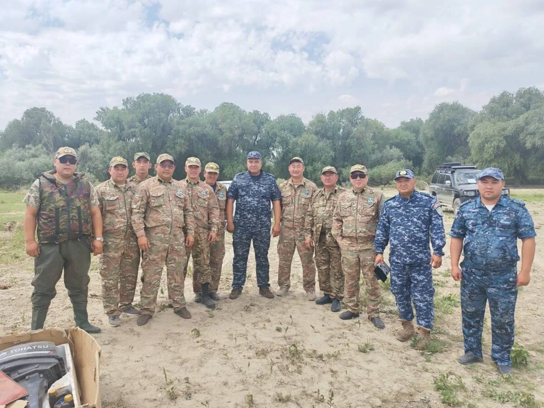 Полицейские и волонтёры убирают мусор с берега реки Каратал в Жетісу