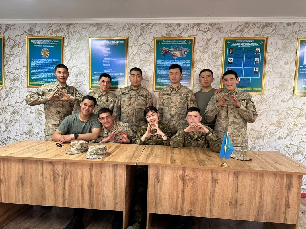 Пограничники Жетісу смотрят концерт в рамках проекта «Өнерлі шекара»