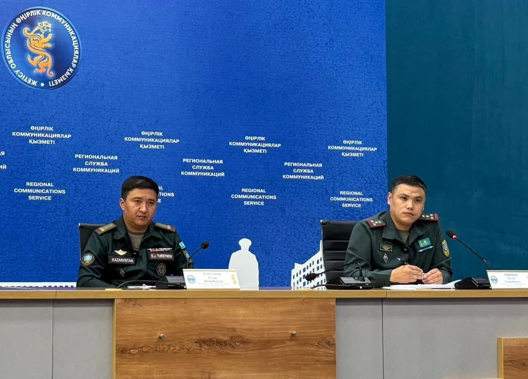 Инспекторы ДЧС проверяют лодку на берегу озера Алаколь перед началом летнего сезона