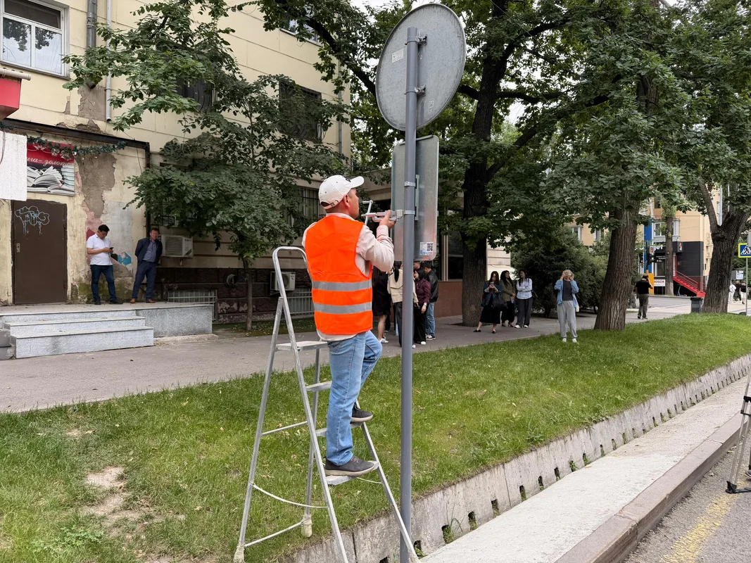 Новые дорожные знаки LEZ на улицах Алматы, обозначающие въезд в зону низких выбросов.