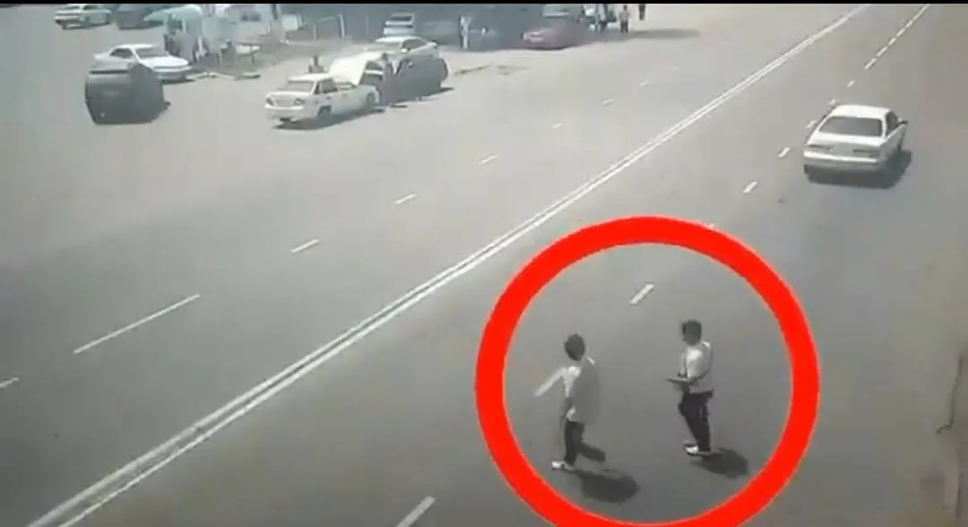 Полицейский регулирует движение на дороге в Талдыкоргане во время операции по безопасности детей