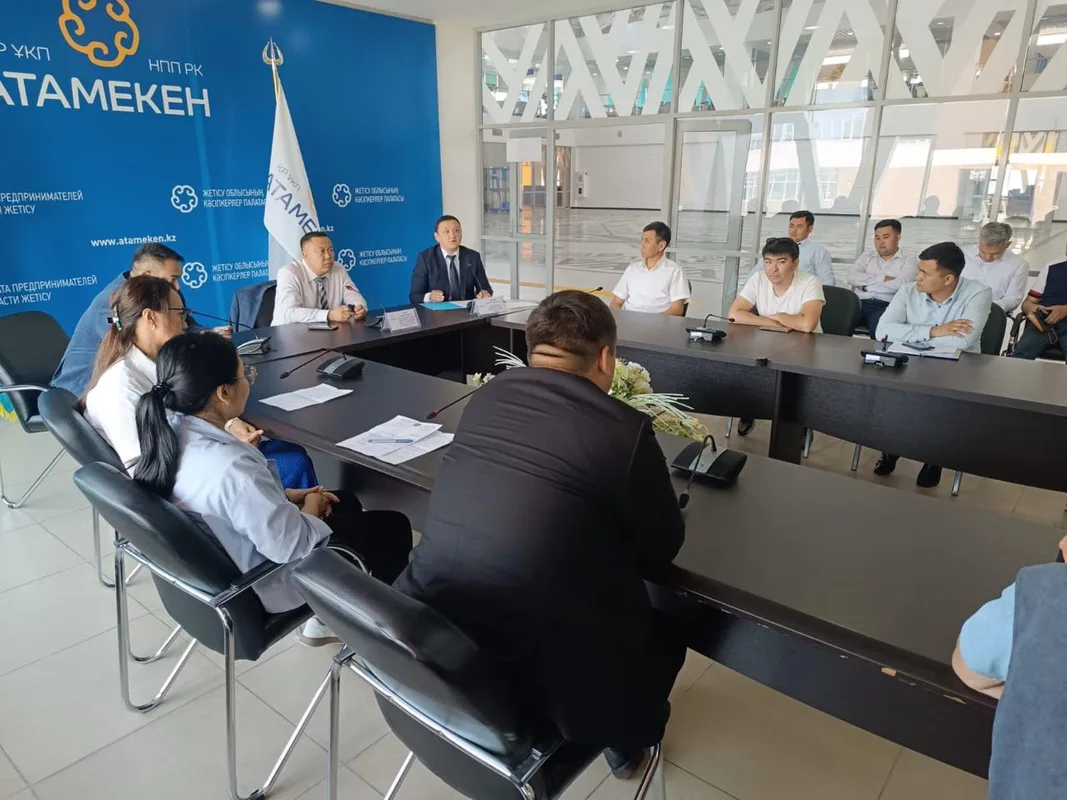 Представители акимата и общественности обсуждают реформу госзакупок в Талдыкоргане.