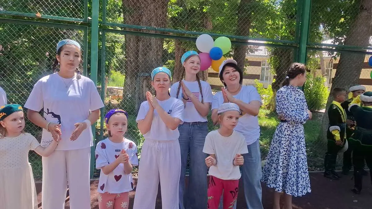 Дети играют на спортивной площадке в детском лагере «Айналайын» в Кокжазыке