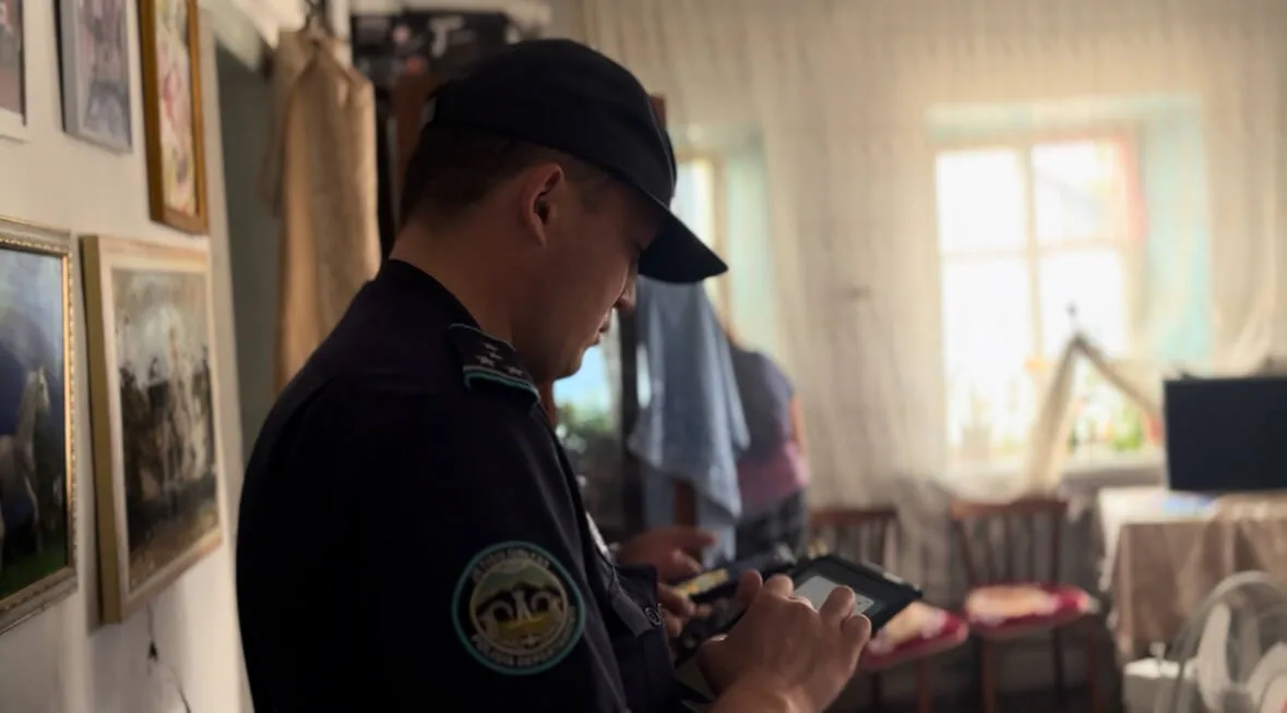 Полицейский участковый беседует с мужчиной, состоящим на профилактическом учете в области Жетісу.