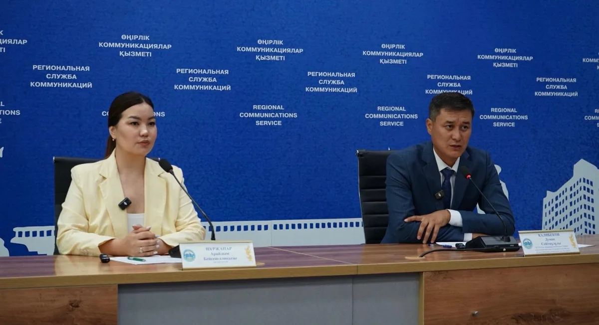 Рабочие ремонтируют трубы водоснабжения на фоне жилых домов в городе Талдыкорган