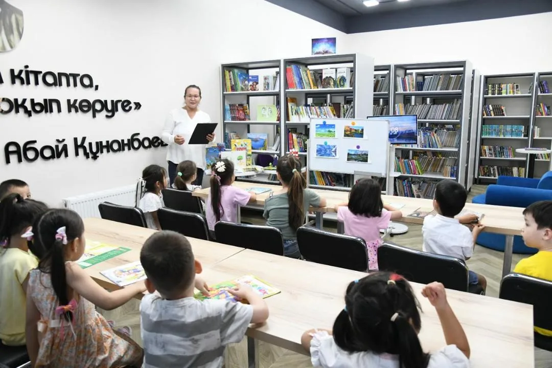 Дети слушают рассказ библиотекаря об экологии и бережном отношении к природе в Талдыкоргане